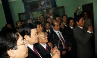Президент СРВ посетил дом президента Хо Ши Мина в Ханое