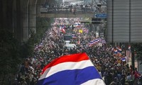 Таиланд: оппозиция не будет препятствовать выборам, но проводит марши