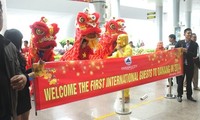 Первые иностранные туристы прибыли в город Дананг в новом году по лунному календарю