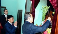 Председатель ЦК ОФВ приподнес благовония в память о Хо Ши Мине