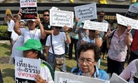 Тайцы выступают за начало переговоров для урегулирования политического кризиса в стране