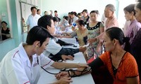 Группа врачей-добровольцев, проводящих бесплатный медосмотр малоимущим людям