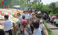 Десятки тысяч человек посетили могилу генерала Во Нгуен Зяпа во время праздника