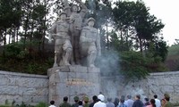 Тонг Тхи Фонг посетила памятник погибшим за Родину молодым добровольцам в Шонла
