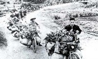 Добровольцы-носильщики из провинции Тханьхоа в битве при Диенбиенфу