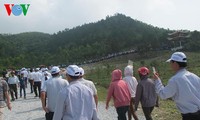 Многотысячная колонна посетила могилу генерала Во Нгуен Зяпа