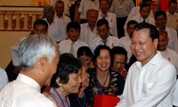 Вице-премьер Ву Ван Нинь принял группу жителей провинции Донгтхап, имеющих заслуги перед Родиной