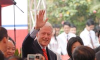 Во Вьетнаме с визитом находится экс-президент США Билл Клинтон