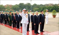 Руководители Вьетнама почтили память павших за Родину героев и посетили мавзолей Хо Ши Мина