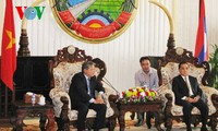 Руководители Лаоса приняли делегацию министерства юстиции Вьетнама
