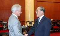 Председатель НС СРВ Нгуен Шинь Хунг принял сенатора США Боба Коркера