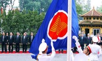 В Ханое прошла церемония поднятия флагов АСЕАН и Вьетнама