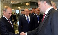 Президенты России и Украины провели двустороннюю встречу в Минске