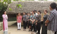 Встреча с вьетнамскими эмигрантами, вернувшимися на Родину для участия в 8-м съезде ОФВ