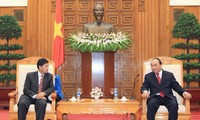 Вице-премьер Вьетнама Нгуен Суан Фук принял мэра Вьентьяна