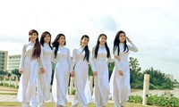 Традиционное платье «аозяй» подчёркивает красоту вьетнамских женщин