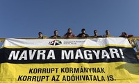 В Венгрии тысячи людей требуют отставки подозреваемой в коррупции чиновницы