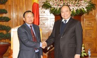Нгуен Суан Фук принял делегацию Лаосского центрального комитета по развитию деревни