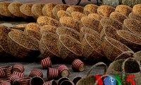 Изготовление кустарно-художественных изделий из циперуса в уезде Кимшон провинции Ниньбинь