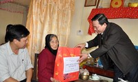 Более 420 млрд донгов выделено на вручение новогодних подарков людям, имеющим заслуги перед Родиной