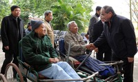 Глава ОФВ Нгуен Тхиен Нян вручил новогодние подарки инвалидам войны в провинции Бакнинь