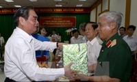 Руководители Вьетнама поздравляют жителей страны с наступающим Новым годом
