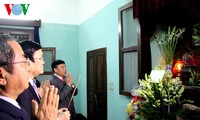 Чыонг Тан Шанг возжёг благовония в память о президенте Хо Ши Мине