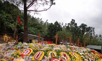 Возложены новогодние пироги «чынг» к могиле генерала армии Во Нгуен Зяпа