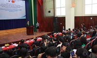Спикер южнокорейского парламента встретился с вьетнамскими студентами в г.Хошимине