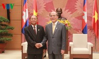 Спикер вьетнамского парламента Нгуен Шинь Хунг принял камбоджийского коллегу