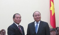 Вице-премьер Нгуен Суан Фук принял министра внутренних дел Лаоса
