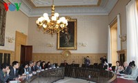Комитет НС СРВ по юридическим вопросам обменялся опытом с законодательными органами Франции