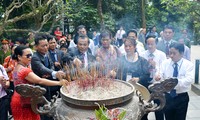 Вьетнамские эмигранты зажгли благовония в храме королей Хунгов