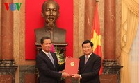 Президент СРВ вручил решение о назначении послов Вьетнама в зарубежных странах
