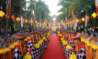 Во Вьетнаме отмечают Великий буддийский праздник Весак-2015