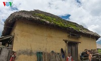 Покрытые травой крыши домов на горах Кинчуфин