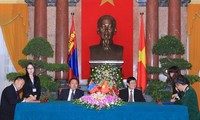 Руководители Вьетнама поздравили с Днём независимости Монголии