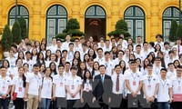Молодые вьетнамцы за границей зажлги благовония в память о королях Хунгах