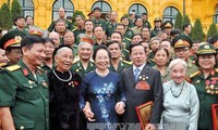 Вице-президент СРВ приняла матерей-героинь Вьетнама, инвалидов и ветеранов войны