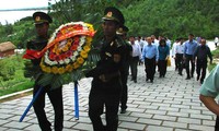Глава Ревизионной комиссии ЦК КПВ посетил могилу генерала Во Нгуен Зяпа