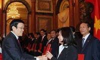 Президент Вьетнама вручил решения о назначении судей Верховного народного суда