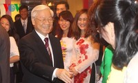 Генсек ЦК КПВ Нгуен Фу Чонг посетил посольство Вьетнама в Японии