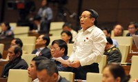 Депутаты парламента Вьетнама обсуждают социально-экономическое положение страны