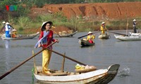 Обаятельные девушки Южного Вьетнама на плавучем рынке в Ханое