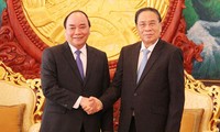 Вице-премьер СРВ Нгуен Суан Фук нанес визиты вежливости высшим руководителям Лаоса