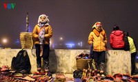 Жители Шапы продают товары в холодную погоду