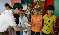 Провинция Куангнгай вручает новогодние подарки семьям, имеющим засдуги перед Отечеством