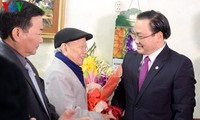 Хоанг Чунг Хай поздравил семьи ветеранов революции с наступающим Тэтом