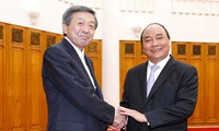 Нгуен Суан Фук принял министра экономики, торговли и промышленности Японии