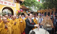 Президент Вьетнама принял участие в Великом буддийском празднике 2016